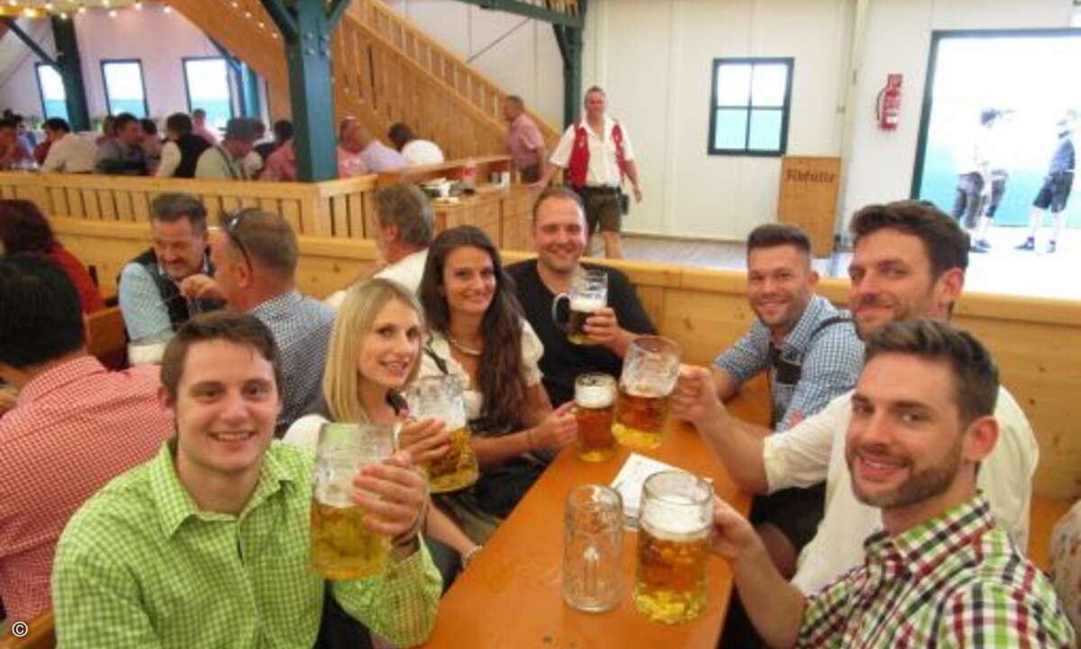 Ein Prosit auf die Gemütlichkeit: (v. li.) Johannes Trost (CCF AG), Alexandra Niedermeier (Ingram Micro), Alina Awad (JACOB Elektronik), Sascha Gleich (JACOB Elektronik), Daniel Groba Castro (JACOB Elektronik), Alexander Gouses (Ingram Micro) und Mar