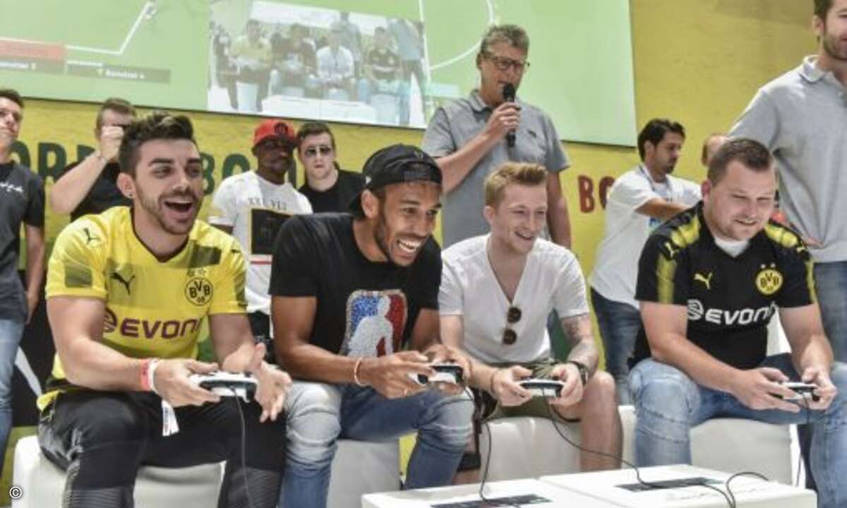 Auch die Fußball-Stars Pierre-Emerick Aubameyang und Marco Reus zocken am Stand von Konami (Bild: Koelnmesse)