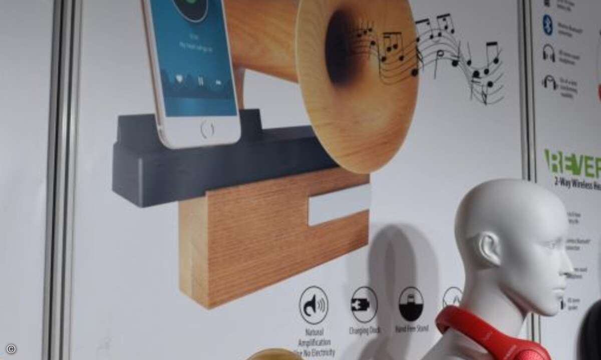 Ich und mein Holz. Nicht nur Hip-Hop-Fans von 257ers lieben das Naturmaterial. Auch iPhone-Liebhaber entdecken auf der IFA den warmen Klang aus Esche. (Foto: CRN)