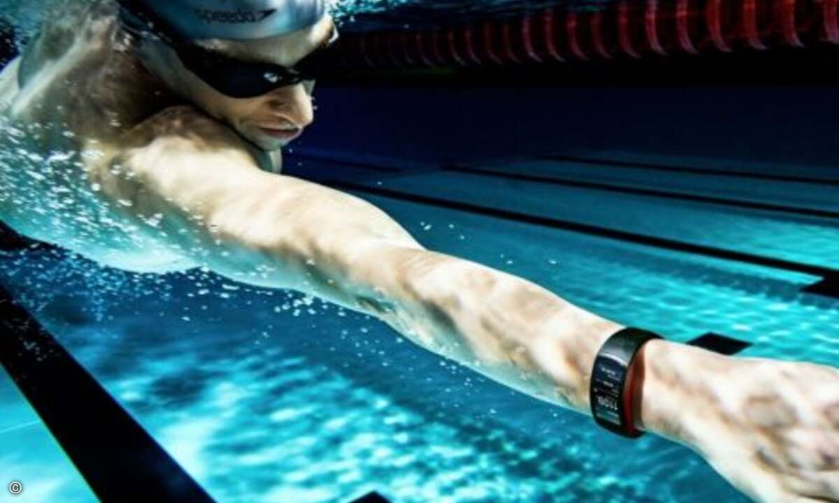 Der ist bis zu einer Tiefe von 50 Meter wasserdicht. Mit Hilfe einer App in Kooperation mit dem Sportausrüster Speedo lassen sich damit die eigenen Schwimmerfolge messen. (Bild: Samsung)