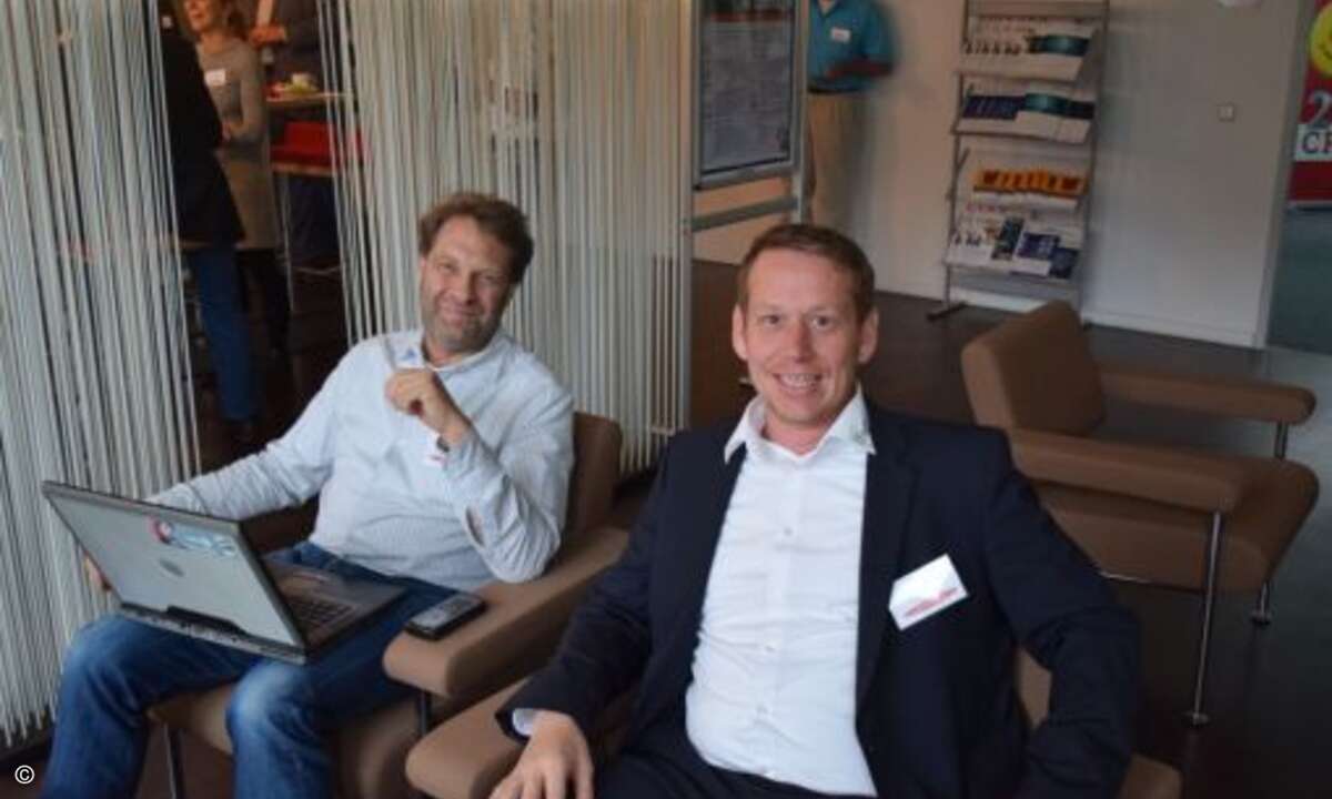 Stefan Schwarzenberger (Schwarzenberger), Marc Frank (IT sure) entspannen vor dem nächsten Vortrag (Bild: CRN)