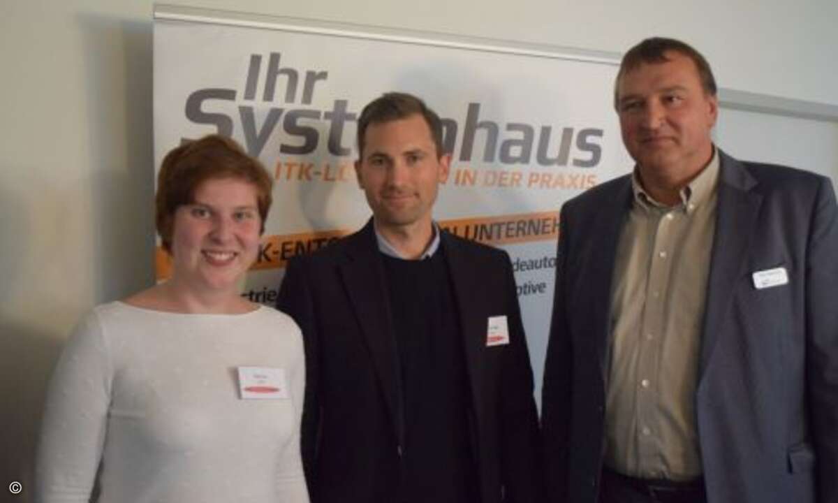 Elisa Loy (CRN) lächelt mit Sebastian Herting von der Datenschutzkanzlei Herting Oberbeck und Stefan Dewenter von Watchguard in die Kamera(Bild: CRN)