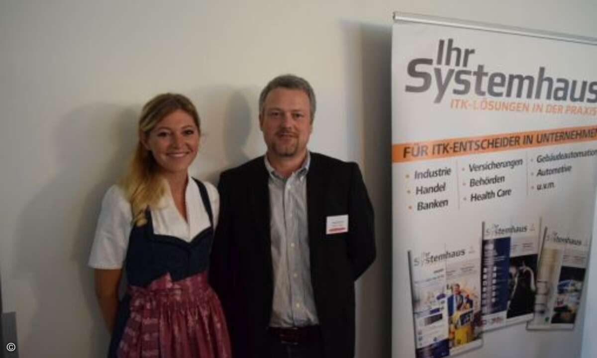 Das Dirndl von Gina Gießmann (CRN), hier mit Stefan Kleesattel (Vanquish GmbH), gibt schon einen Ausblick auf das, was nach dem Solution Day kam... (Bild: CRN)