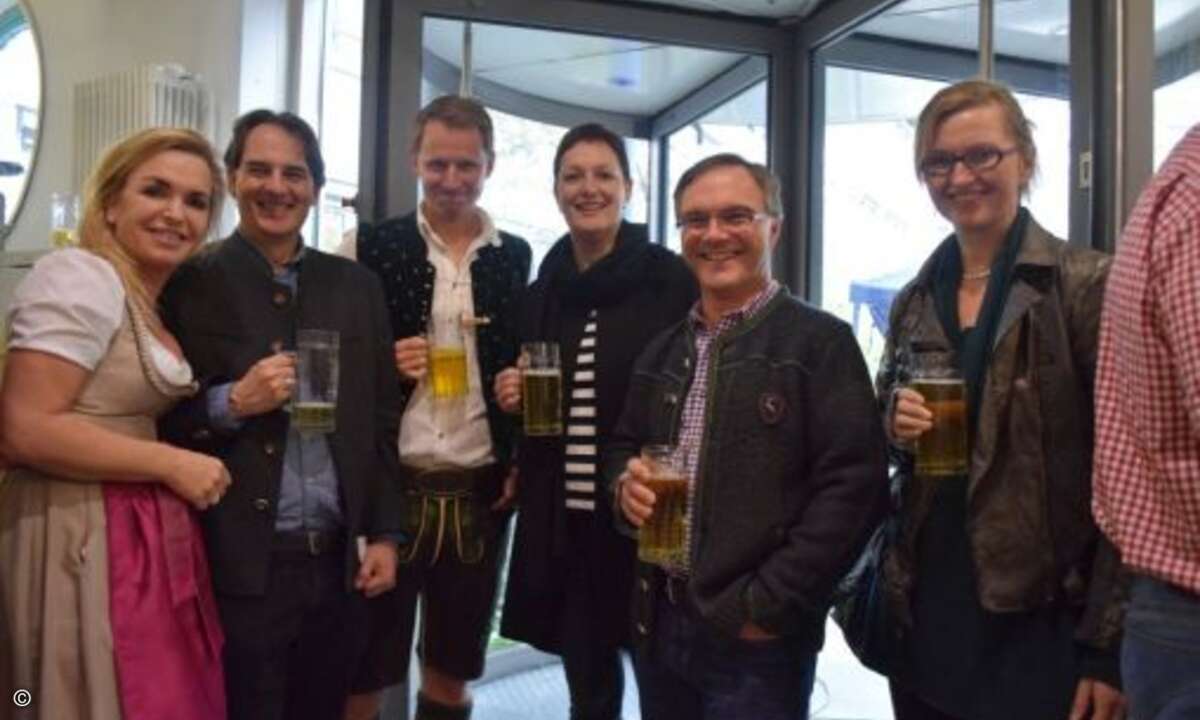 Gerade angekommen: Carolin Schlüter,Hermann Rogge (Itancia), Eric Weiß (Funkschau),Hille Vogel, Robert Weiß und Michaela Mandel (alle Estos) (Bild: CRN)