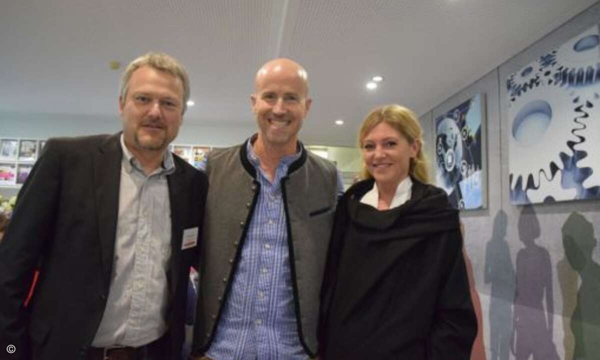 Stefan Kleesattel (Vanquish GmbH), Matthäus Hose und Gina Gießmann (CRN) lächeln in die Kamera(Bild: CRN)
