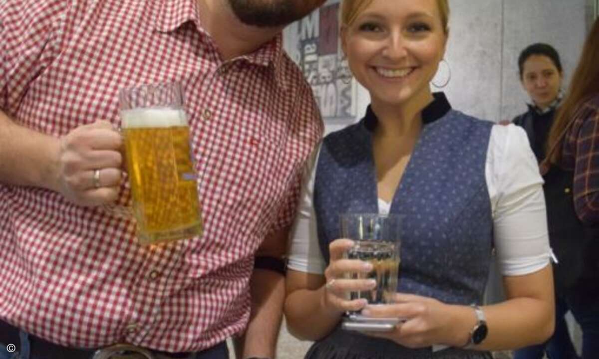 Begrüßt die Gäste: Malina Colombo (CRN) stößt erst mit Sebastian Paulus (Lewis Communication) an ... (Bild: CRN)