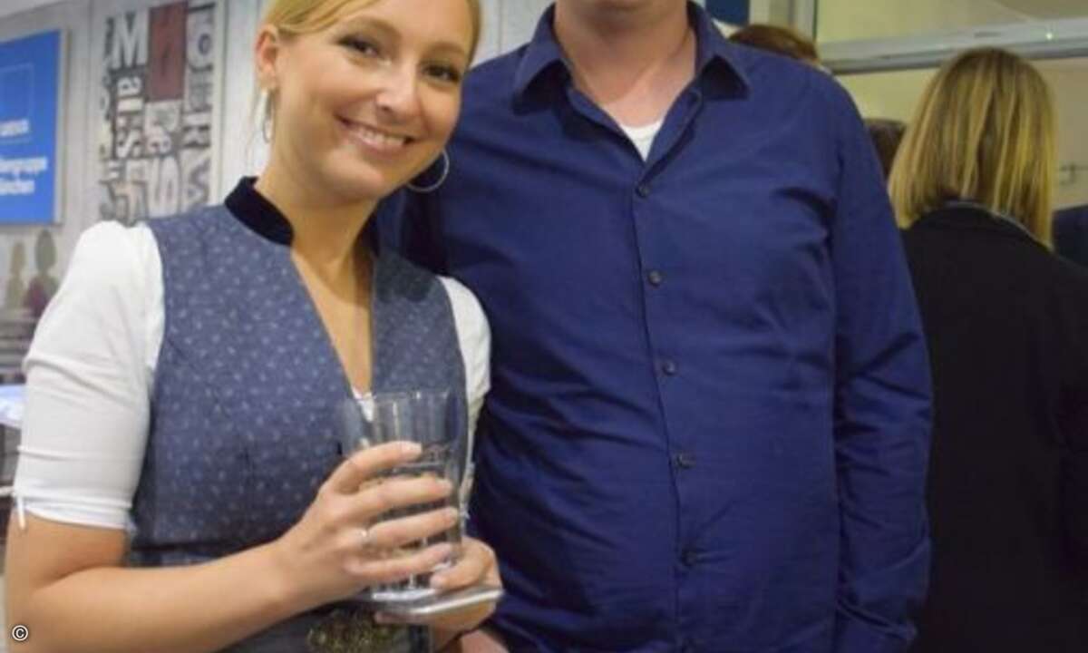 und lässt sich dann mit Stefan Knobl (Tech Data)fotografieren (Bild: CRN)