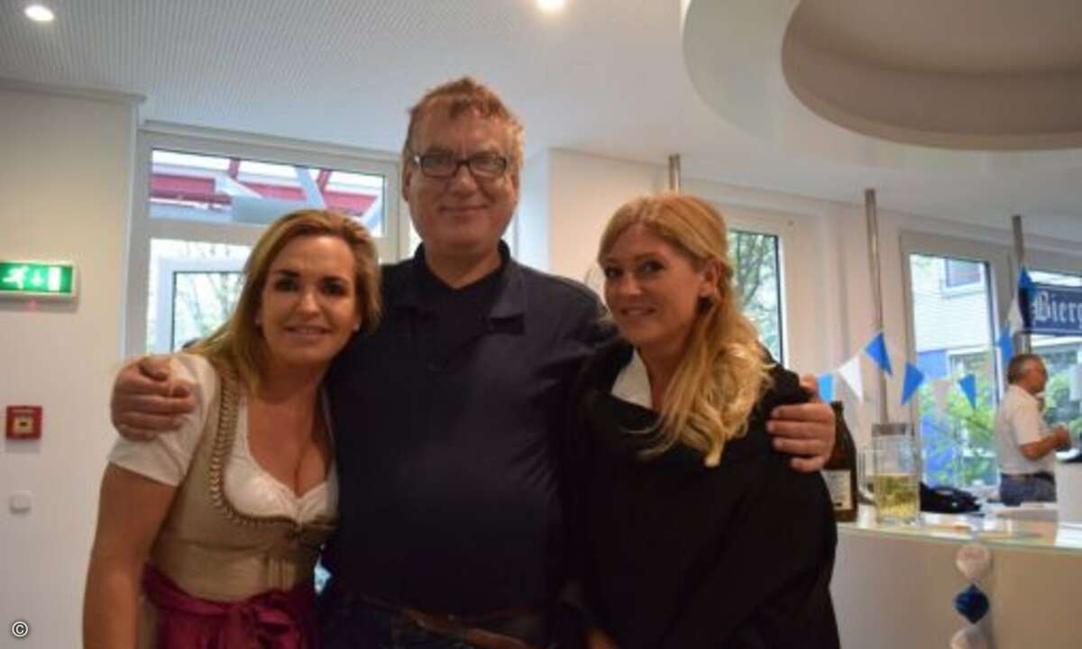 Carolin Schlüter und Gina Gießmannn (beide CRN) rahmen Uwe Mönig ein (SecCloud IT) (Bild: CRN)