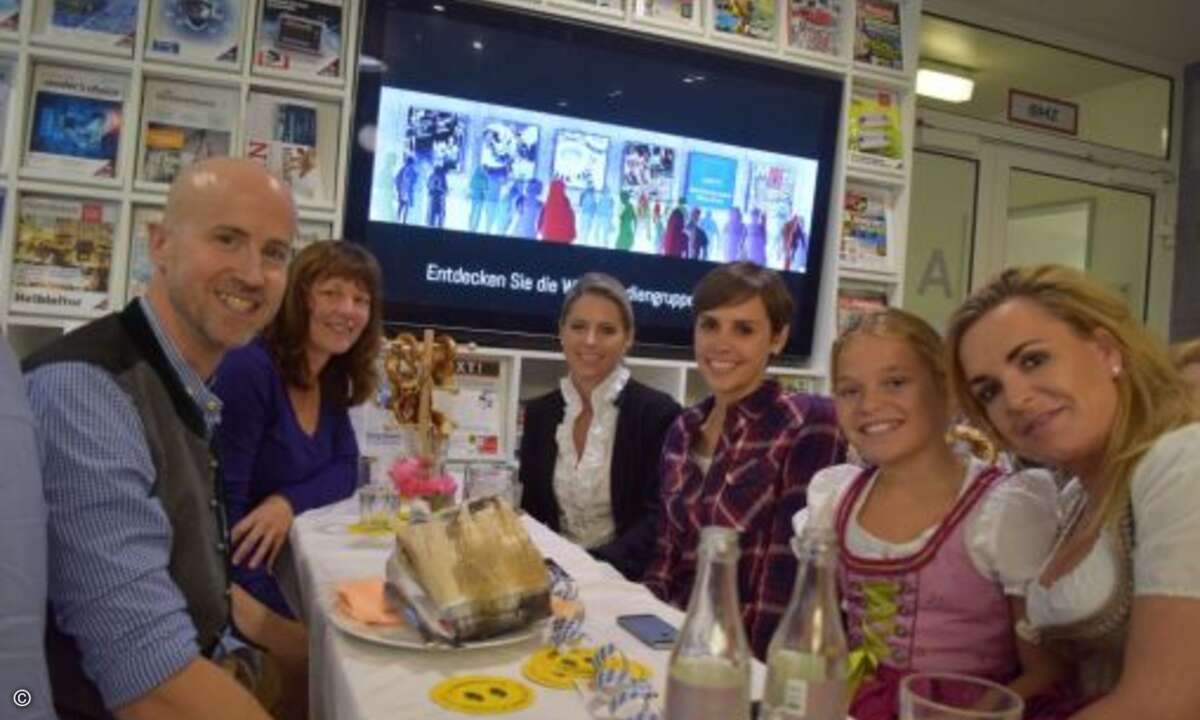 Matthäus Hose, Birgit Schönweitz, Sylvia Schönfelder, Yvonne Spiegel (alle WEKA FACHMEDIEN),zusammen mit Carolin Schlüter (CRN) mit ihrer Tochter Lilly (Bild: CRN)