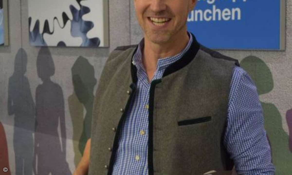 Gastgeber Matthäus Hose (WEKA FACHMEDIEN) kam natürlich auch in traditioneller Tracht (Bild: CRN)