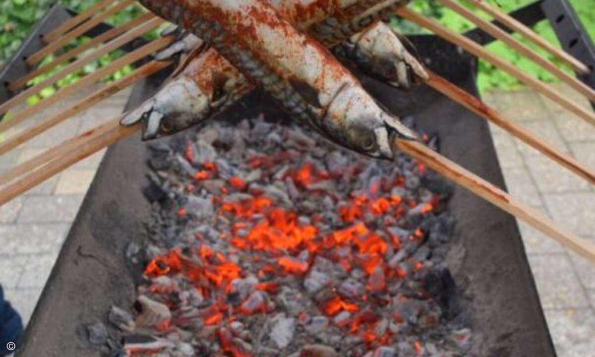 Lecker: gegrillter Steckerlfisch (Bild: CRN)
