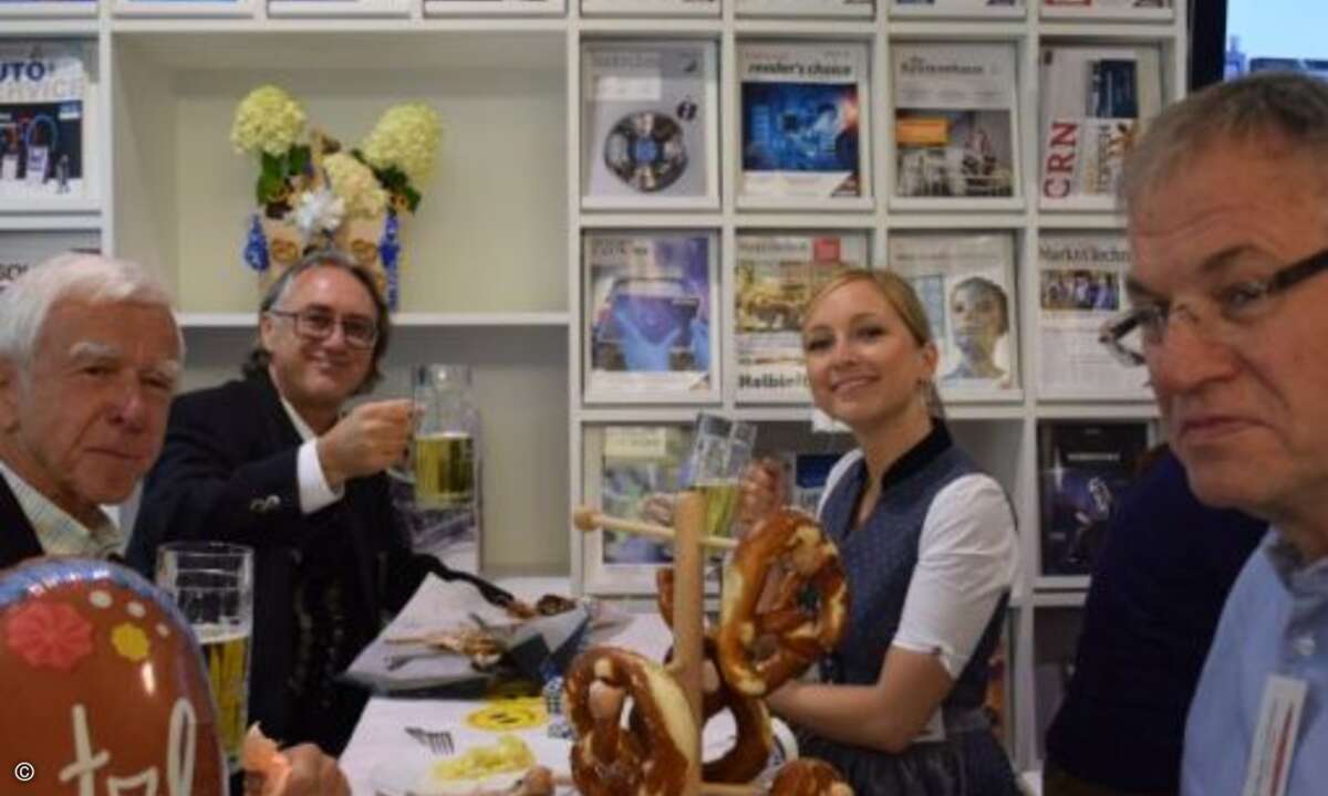 Wolf Stubner (OPS), Heinz Geiger (Sims Lifecycle Service), Malina Colombo (CRN), Wolfgang Auernhammer (Solcomp) genießen Händl und Bier (Bild: CRN)