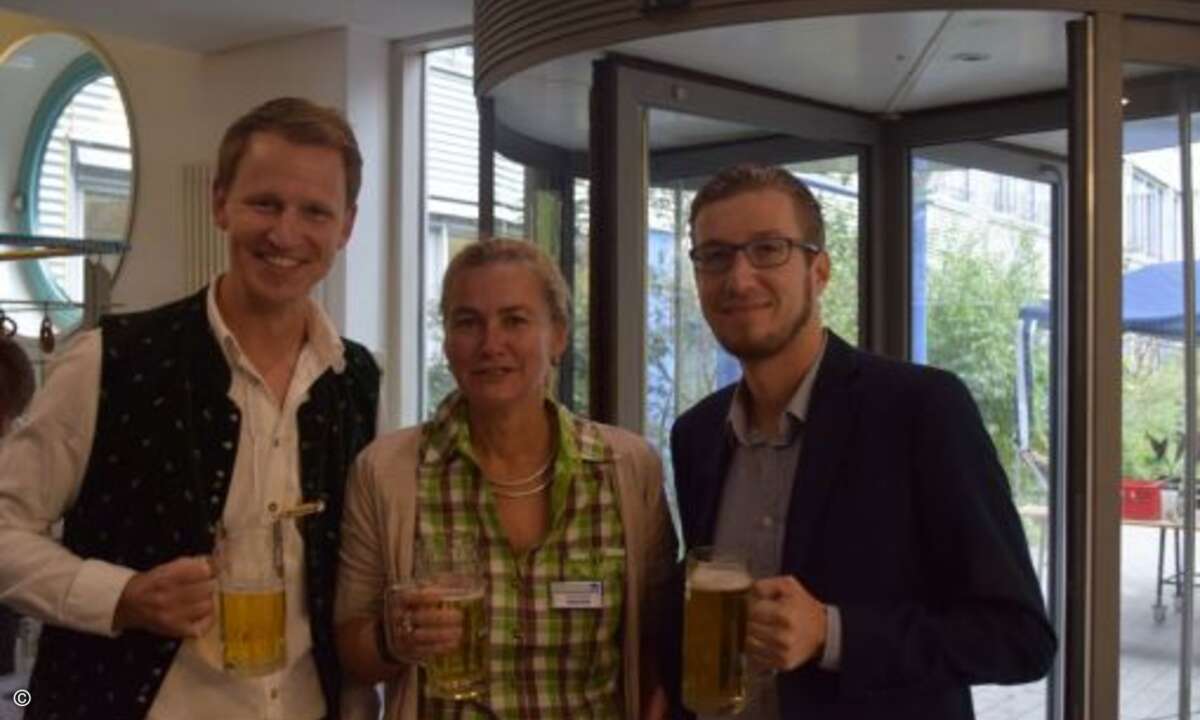 Eric Weis, Sofia Steuer, Axel Pomper genießen das Wiesn Warm up(alle Funkschau) (Bild: CRN)