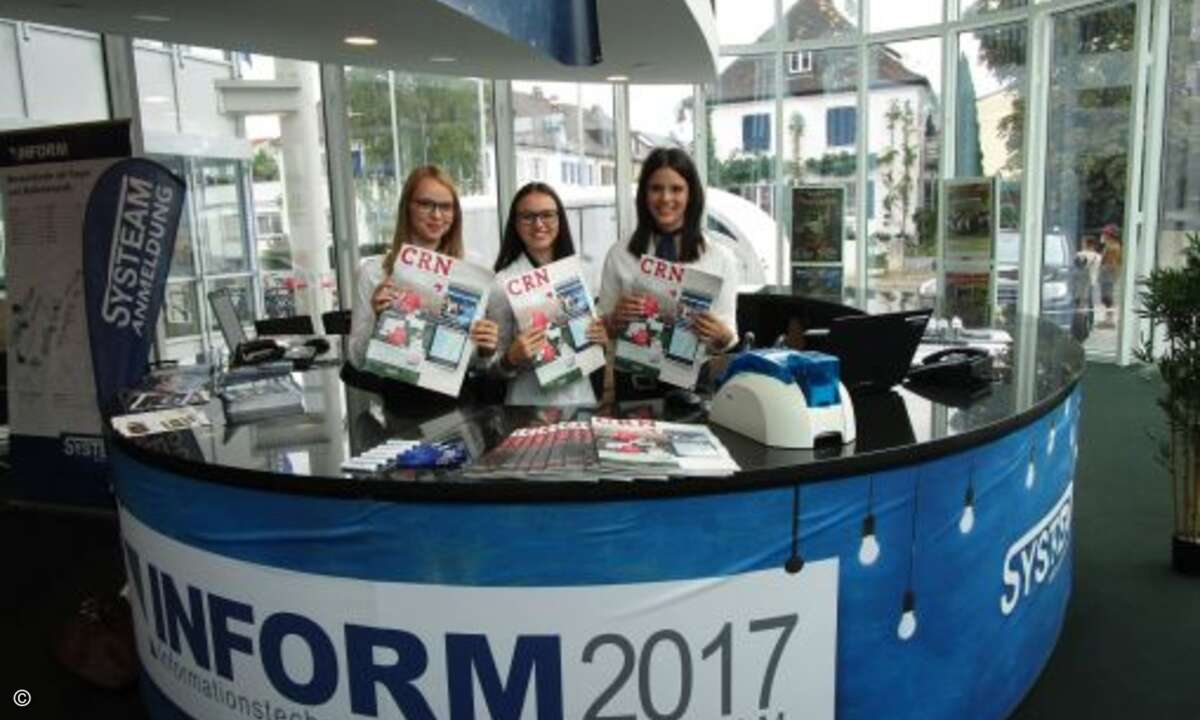 Am Eingang der Systeam konnten sich die Gäste gleich eine aktuelle CRN mitnehmen (Foto: CRN)