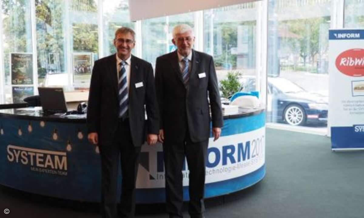 Die beiden Gastgeber Volker und Michael Mitlacher posieren für die CRN-Kamera (Foto: CRN)