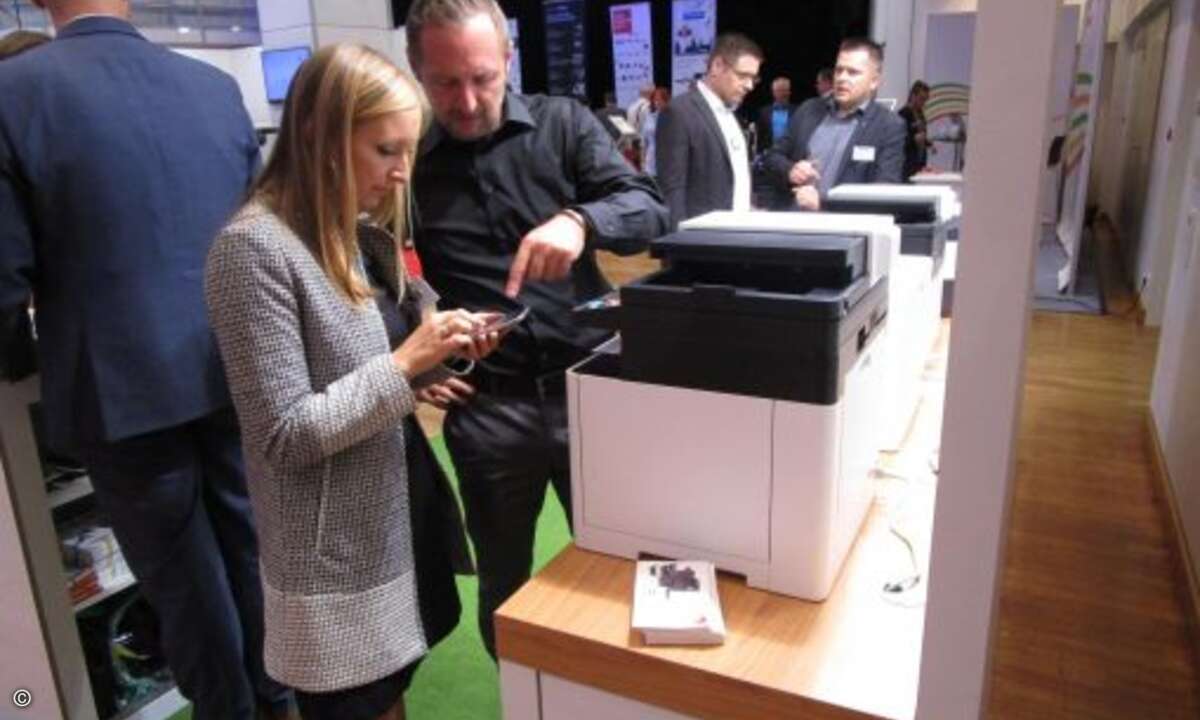 CRN-Mitarbeiterin Malina Colombo lässt sich die neuesten Features der aktuellen Kyocera-Drucker erläutern (Foto: CRN)