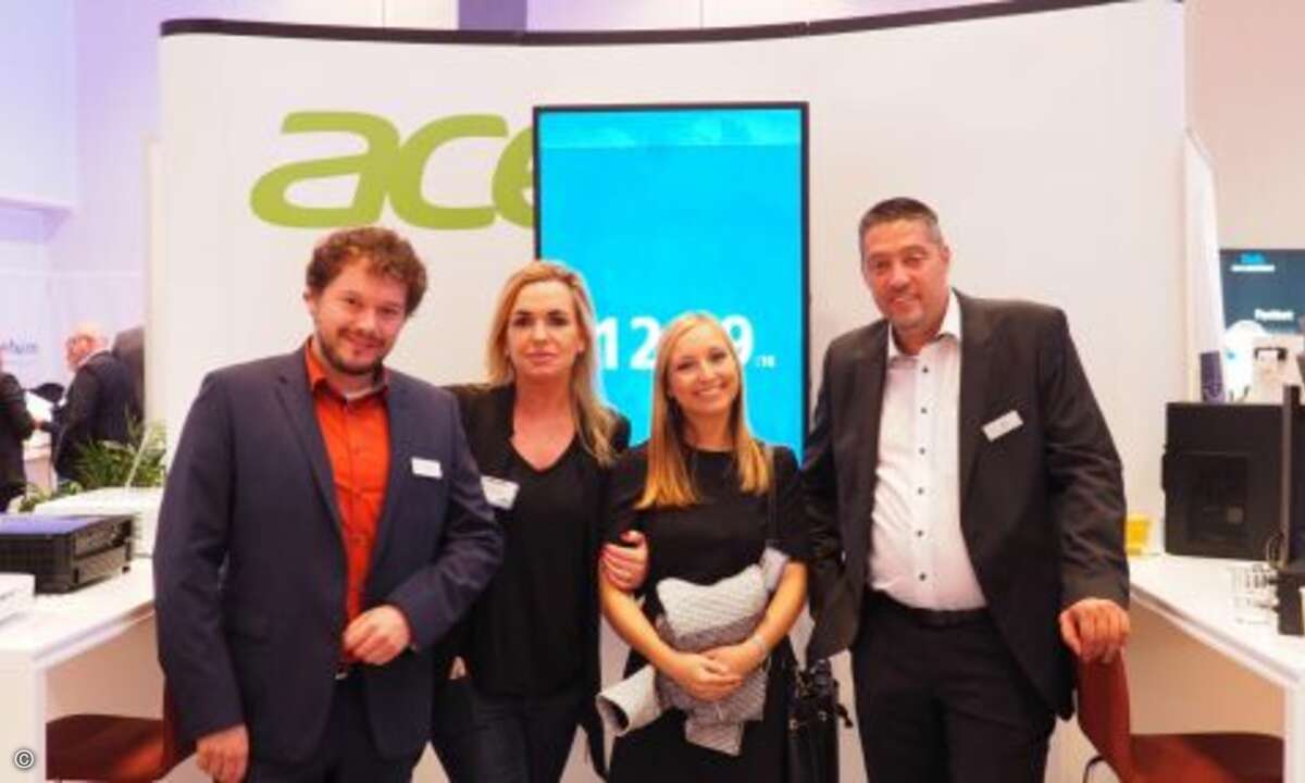 Boris Hahn und David Denz von Acer lächeln mit Carolin Schlüter und Malilna Colombo in die Kamera (Foto: CRN)