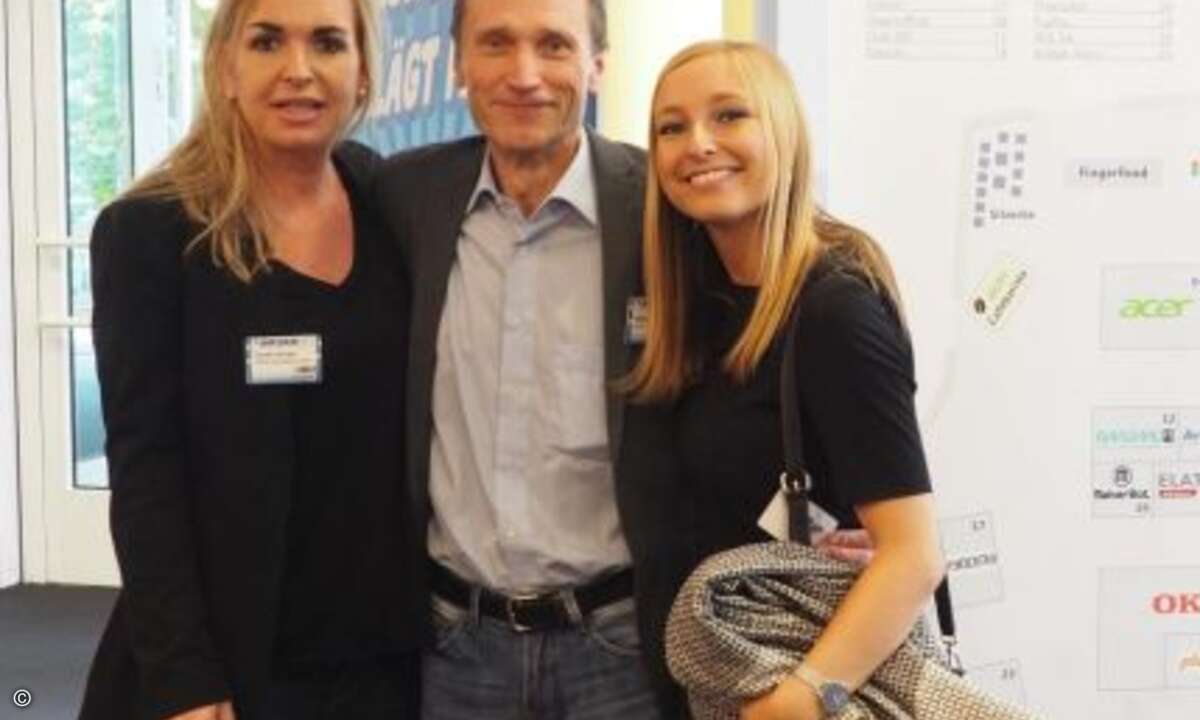 Georg Hottner freut sich mit den beiden CRN-Mädels schon auf die anstehende Wiesn Preview bei der WEKA Mediengruppe München (Foto: CRN)