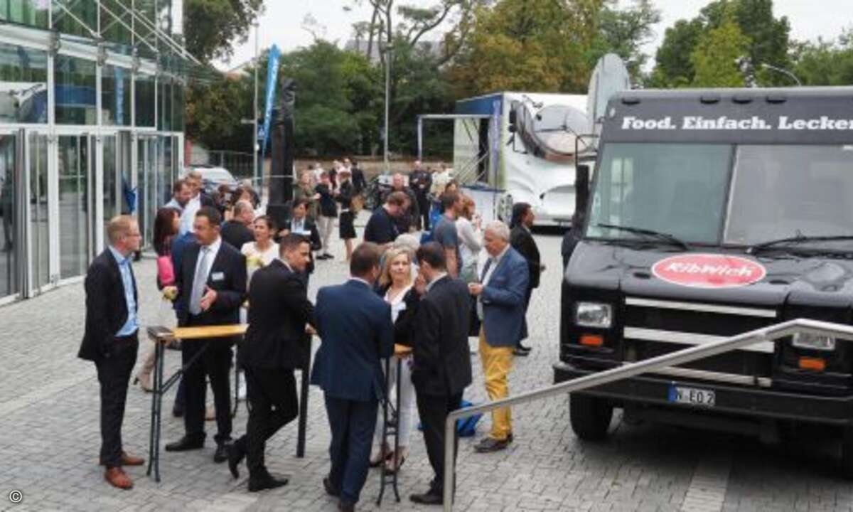 Draußen sorgten Street-Food-Trucks für die kulinarische Versorgung der Teilnehmer (Foto: CRN)