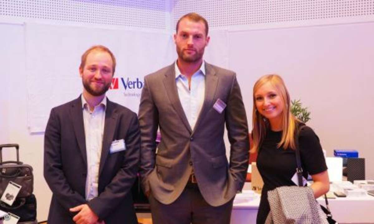 Peter Tischer und Malina Colombo (beide CRN) nehmen Bernd Schmoll von Verbatim in ihre Mitte (Foto: CRN)