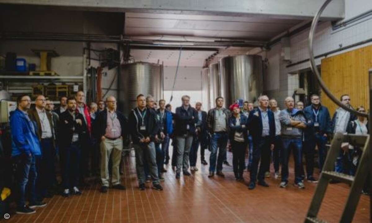 … es folgt eine Besichtigung der Weinkellerei (Foto: Kaspersky)