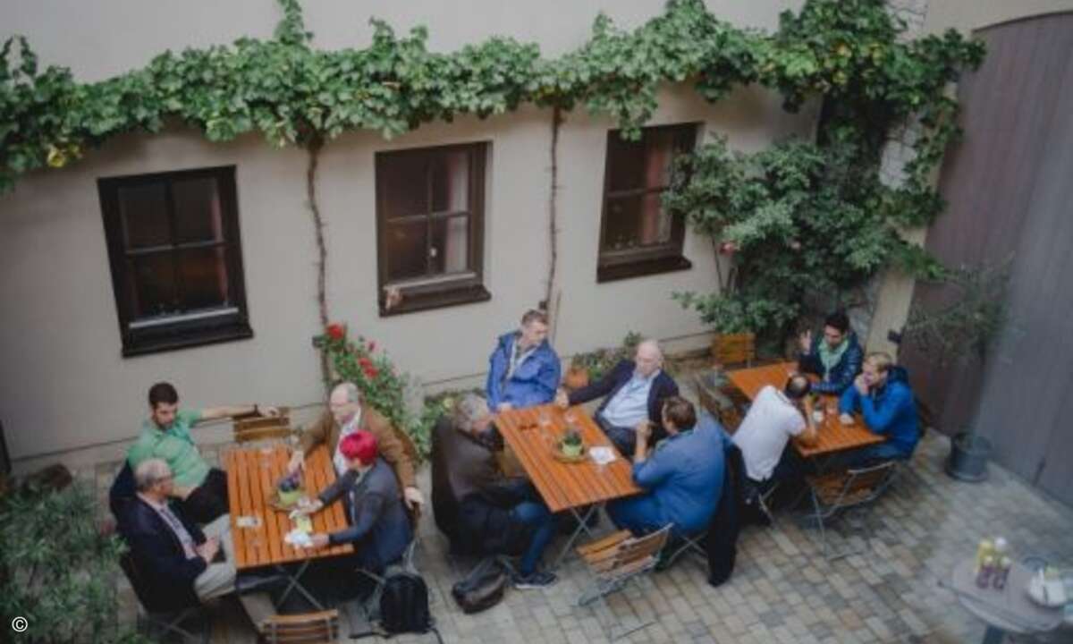 Nach der anstrengenden Besichtigung haben sich die Kaspersky-Partner ein weiteres Gläschen Frankenwein verdient (Foto: Kaspersky)