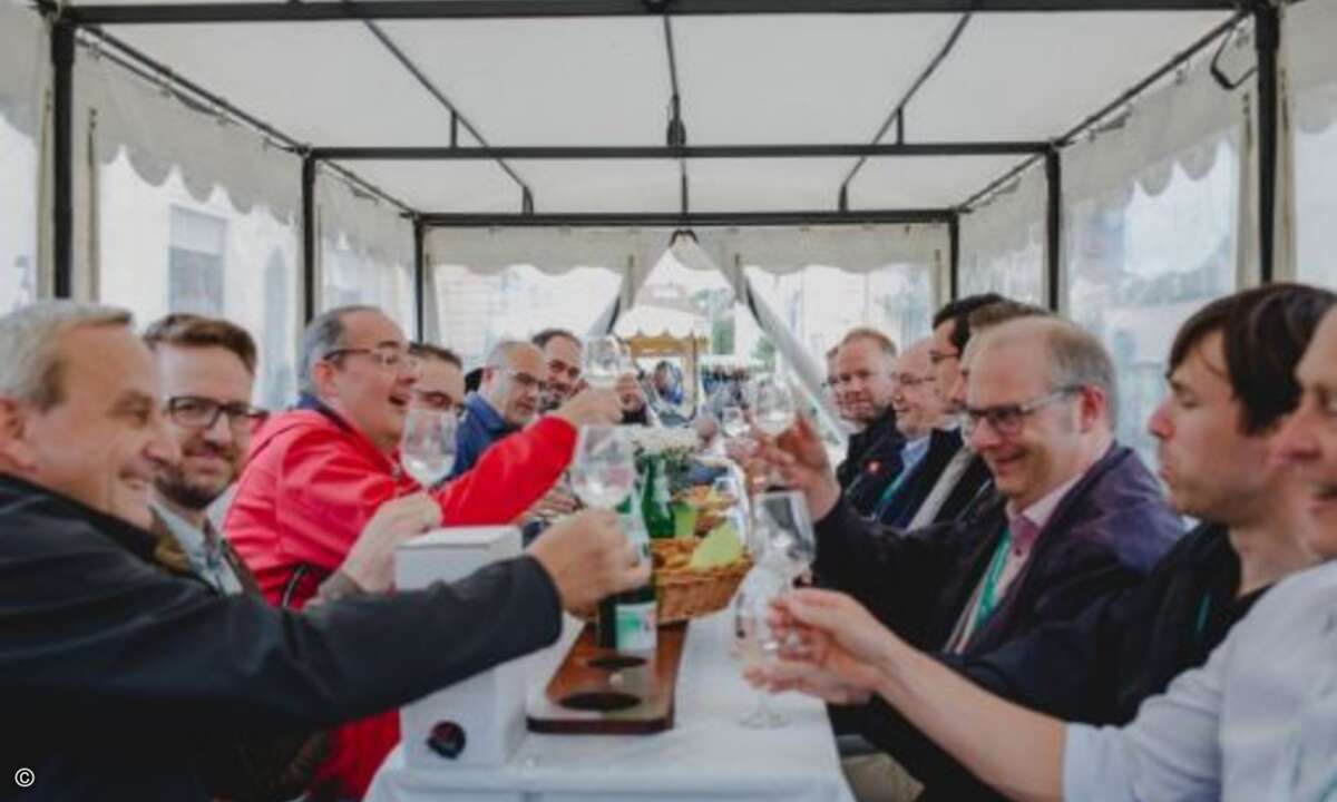 Nach getaner Arbeit darf wieder angestoßen werden (Foto: Kaspersky)