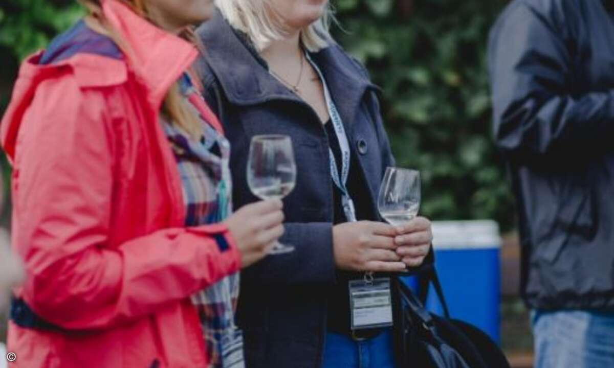 Sabrina Albrecht und Monique Fiebig von Wortmann genießen ein Gläschen Silvaner (Foto: Kaspersky)
