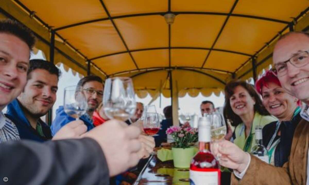 Jens Fell (8Soft), Alexander Dapp (CompData) und Ronald Pustiowsky (Kaspersky) stoßen mit Christina Scheuerle (Bechtle), Violetta Dindic und Dietmar Helmich (beide Helmich IT-Security) an (Foto: Kaspersky)