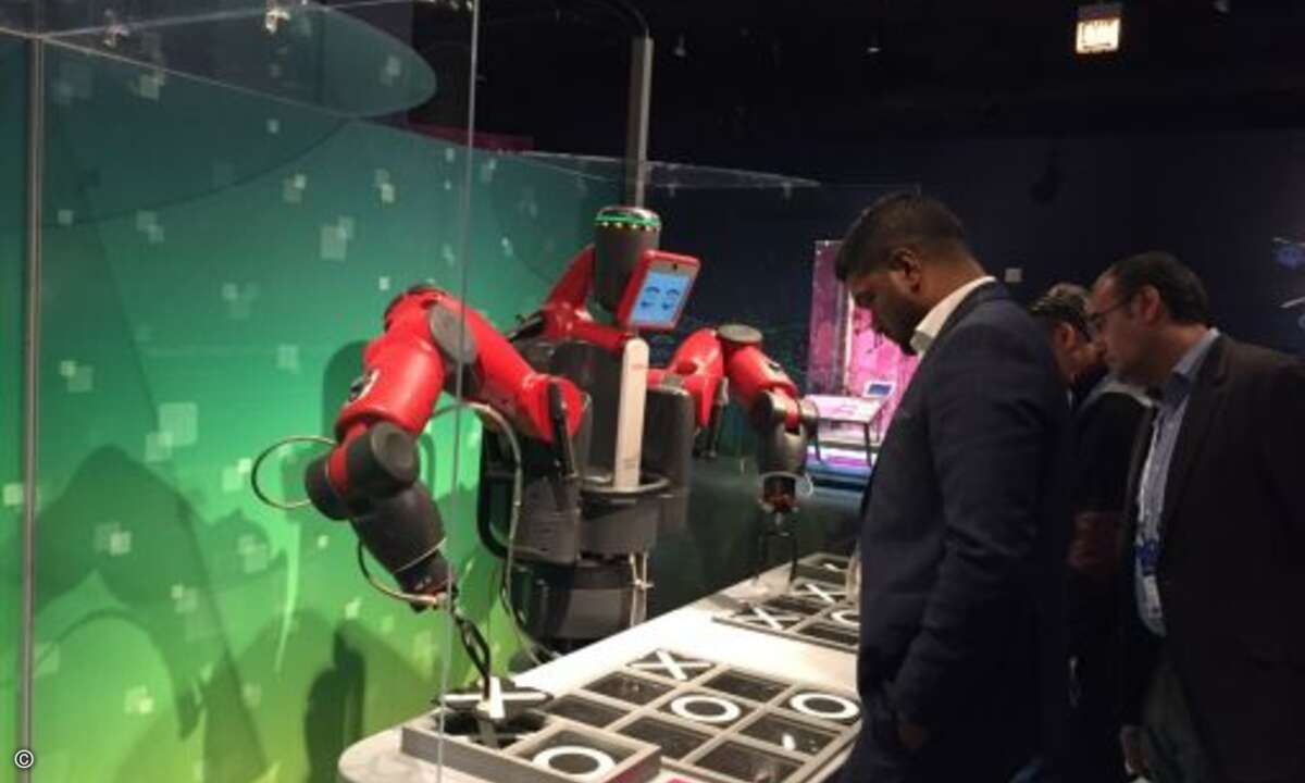 Neben Flugzeugen und Dampfmaschinen zog die Roboter-Sonderausstellung die HP-Partner magisch an (Bild: CRN)