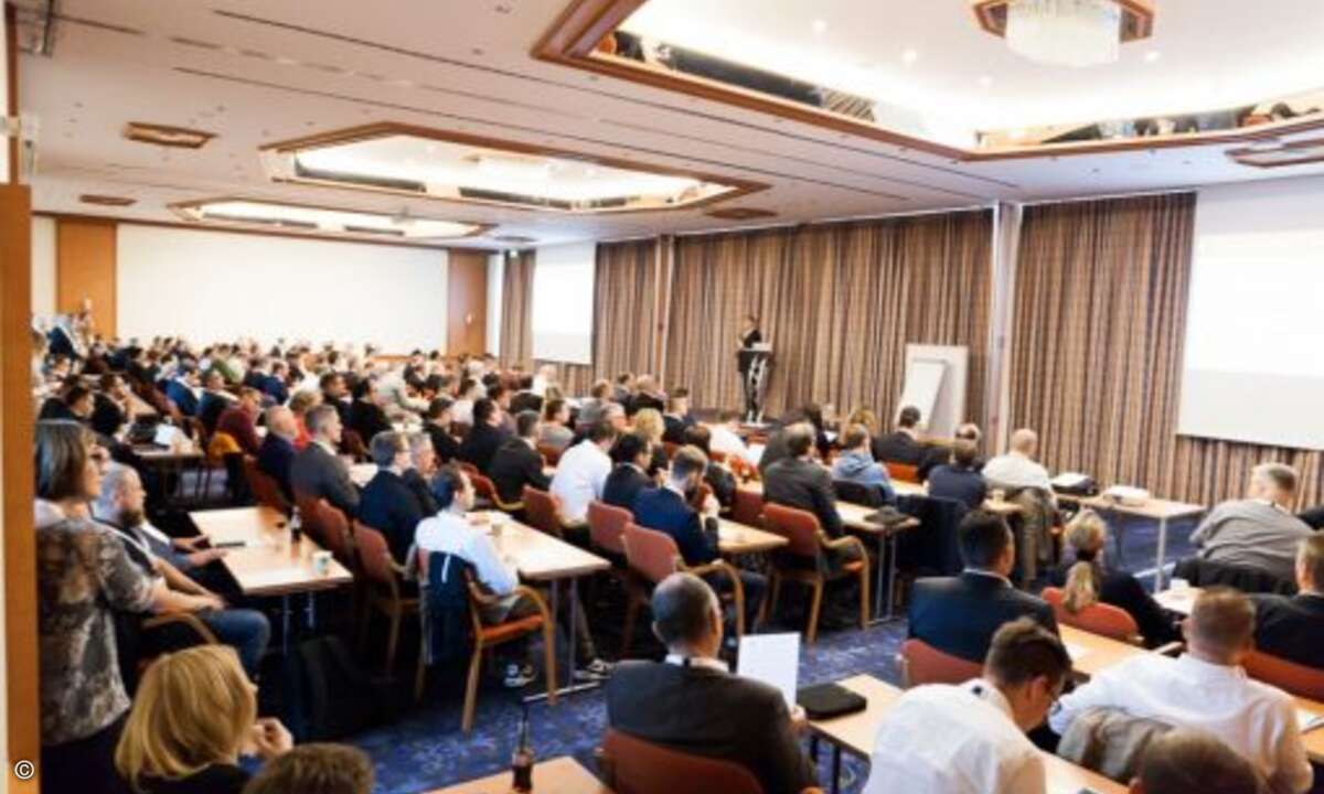 Die angereisten Partner lauschten gespannt ... (Foto: Acmeo)