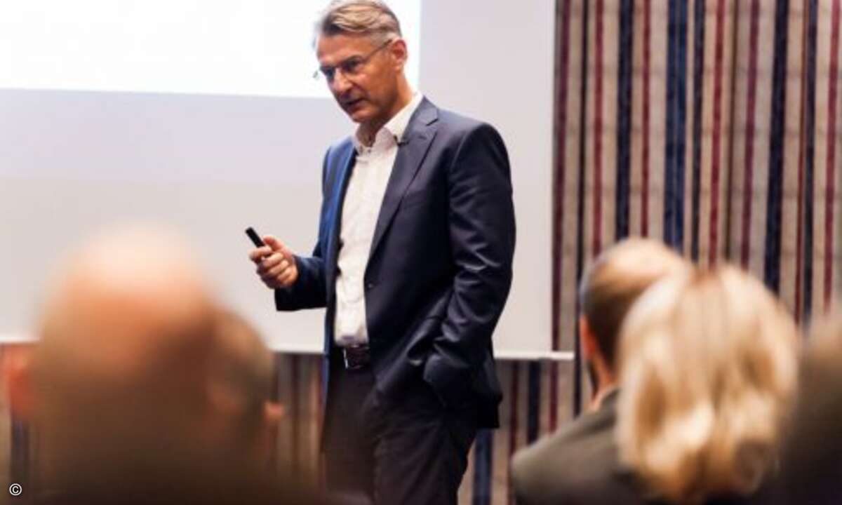 Christian Schneider vom Systemhaus Schneider & Wulf erklärte den Acmeo-Partnern, wie sie erfolgreich ein Systemhaus führen können (Foto: Acmeo)