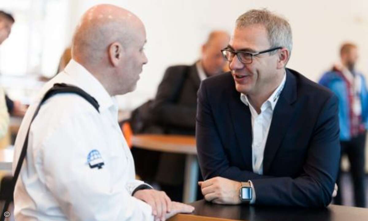 Thomas Neumeier vom Acmeo-Partner Neumeier AG im Gespräch... (Foto: Acmeo)