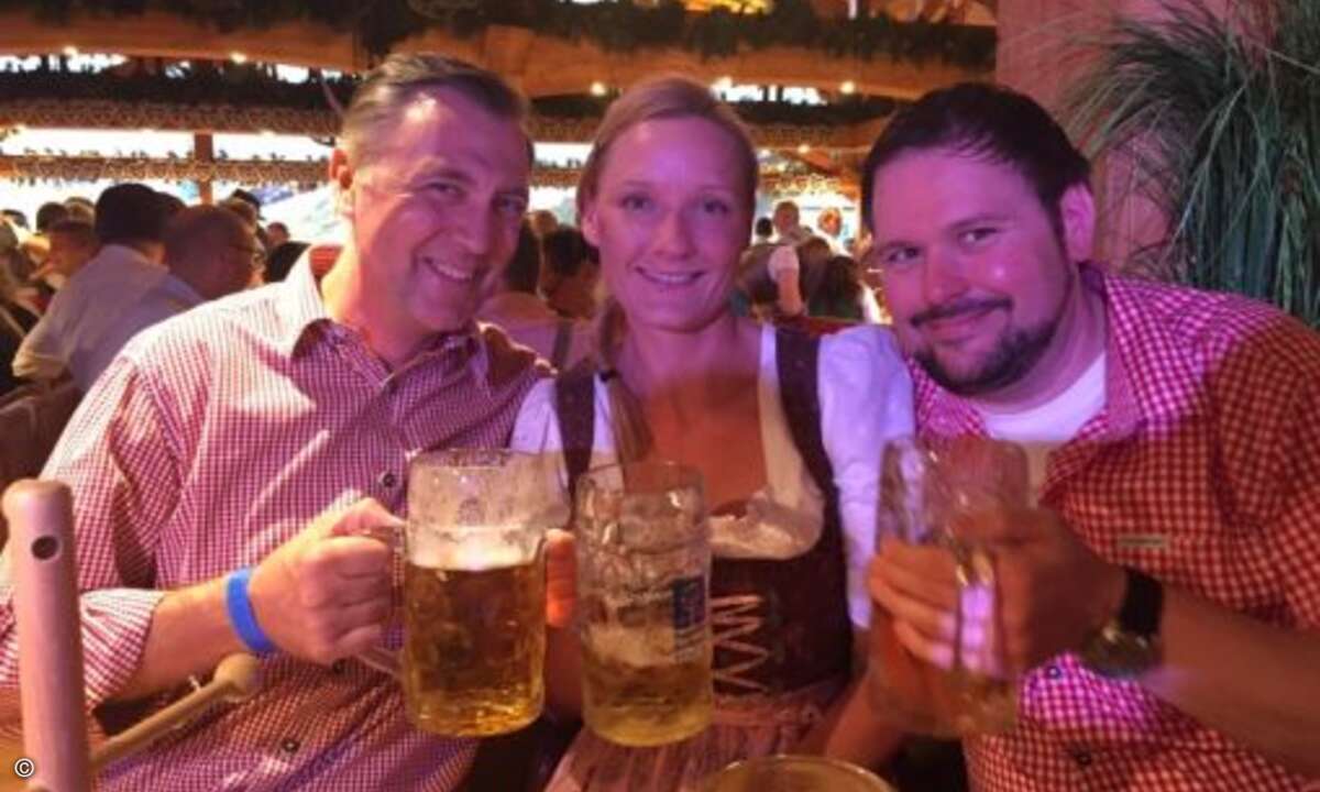 Jan Kapitza, Catharina Franz und Timo Stute von Buffalo stoßen auf einen tollen Abend an (Foto: CRN)