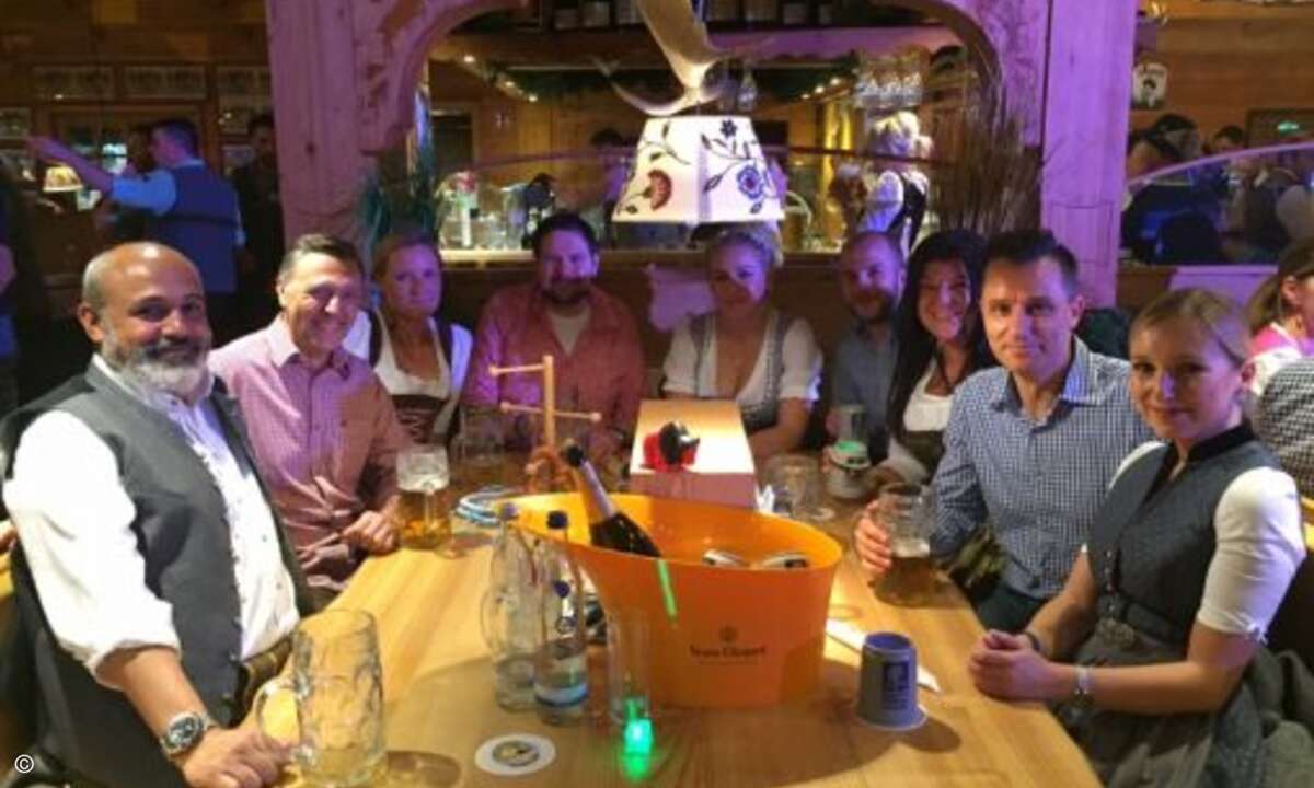 Waren wie alle Gäste stilecht in Tracht gekommen: Katja Schraml von Buffalo, Denis Krüger von Ingram Micro und Malina Colombo (CRN) (Foto: CRN)