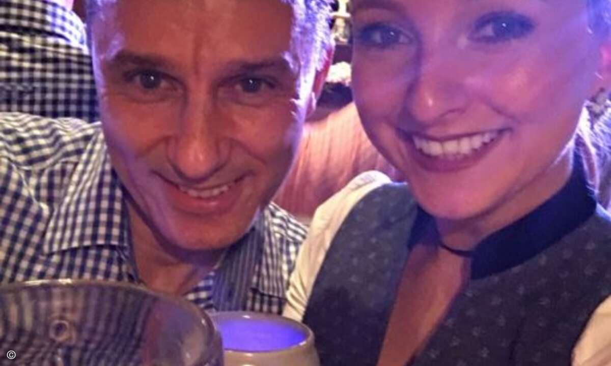 Prost: Denis Krüger und Malina Colombo – früher Kollegen bei Ingram Micro – stoßen auf das Wiedersehen an (Foto: CRN)