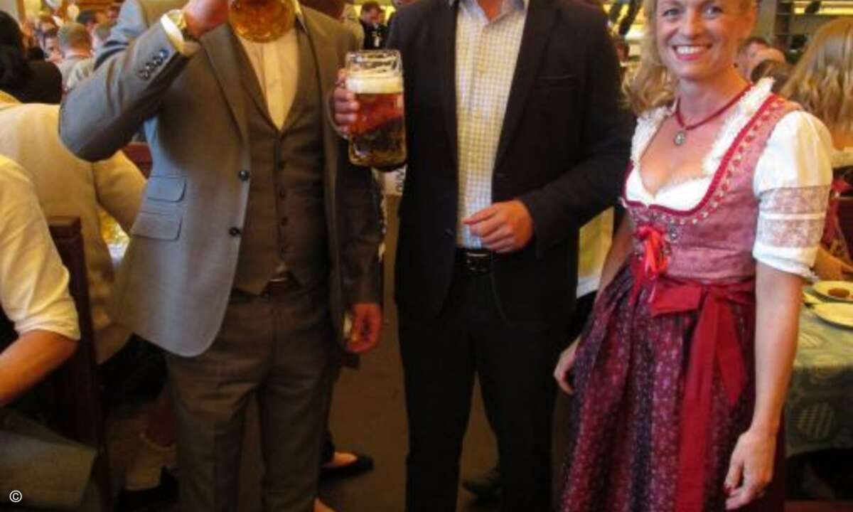...und natürlich das Wiesn-Bier auf die Gäste: Helge Scherff, Marcel Künzenbach und Ina Mencke testeten das edle Gebräu schon einmal an (Bild: CRN)