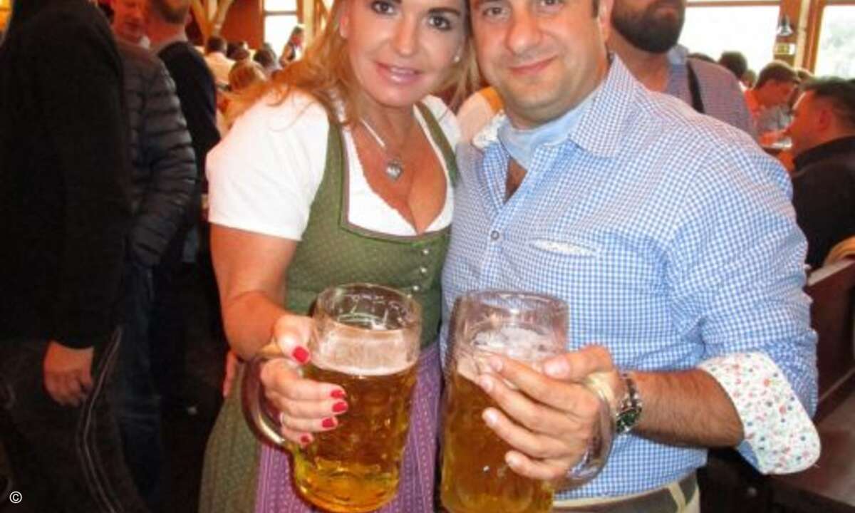 Carolin Schlüter von CRN mit Reza Ghafouri von Axians IT (Bild: CRN)
