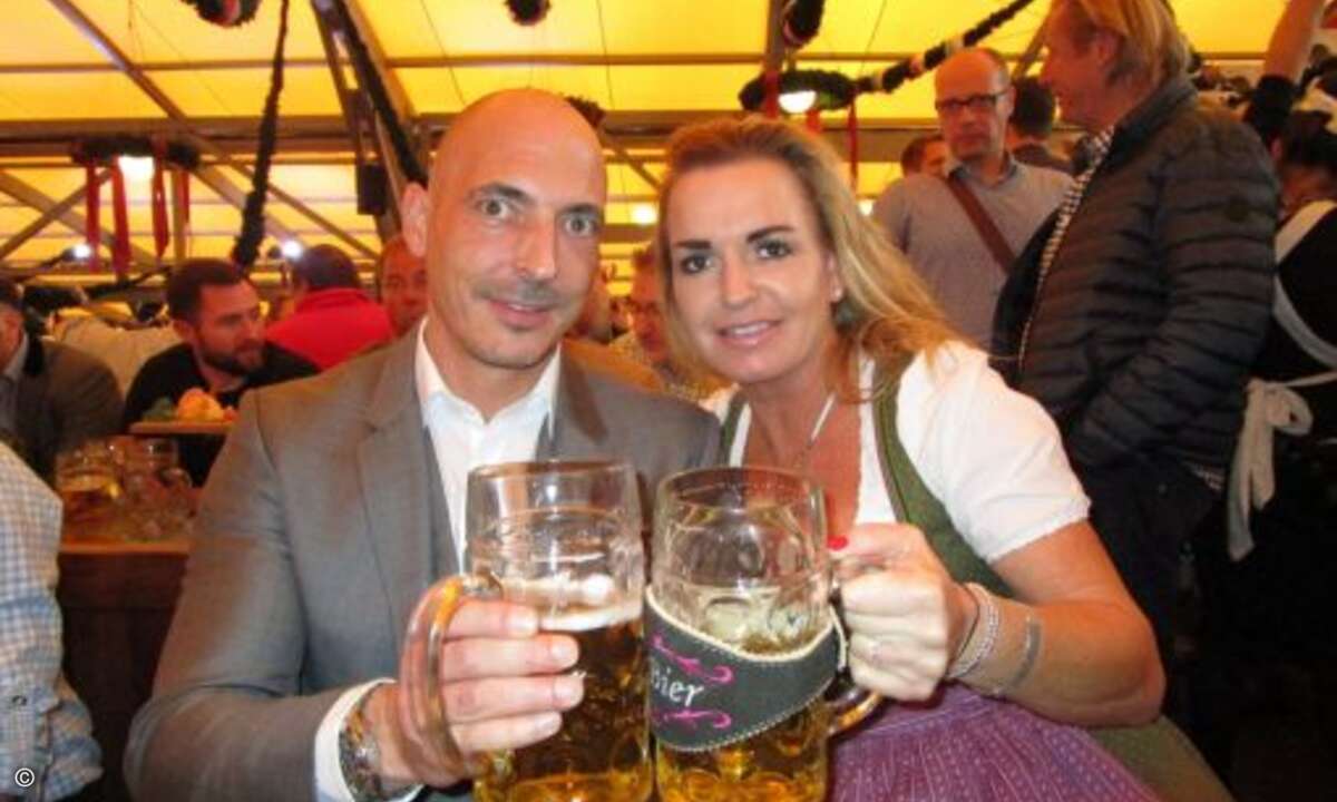 Nuvias-Chef Helge Scherff stößt mit Carolin Schlüter von CRN an (Bild: CRN)