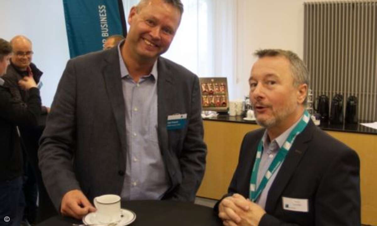 Axel Petzsch von Komsa und Peter Schittko von C4B beim Austausch in Potsdam (Foto: C4B)
