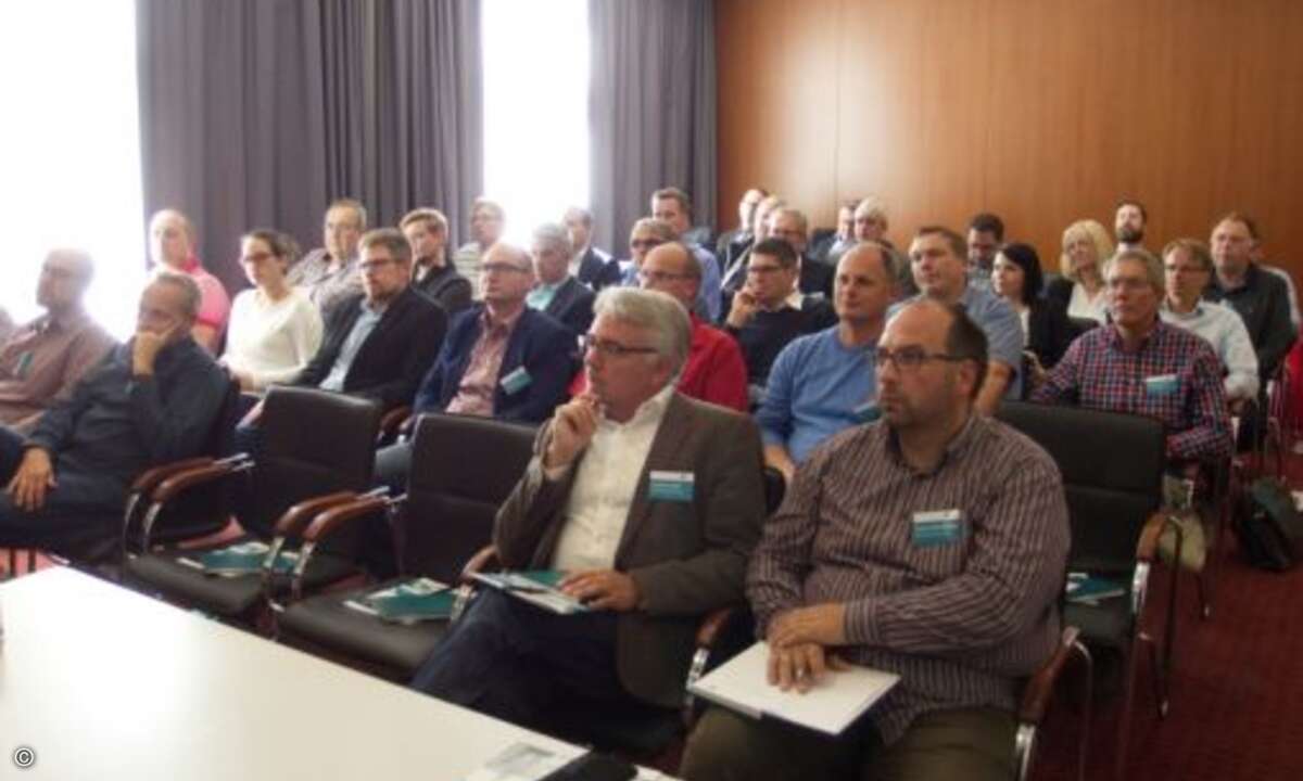 Interessiert verfolgen Kunden und Partner die Live-Demo (Foto: C4B)