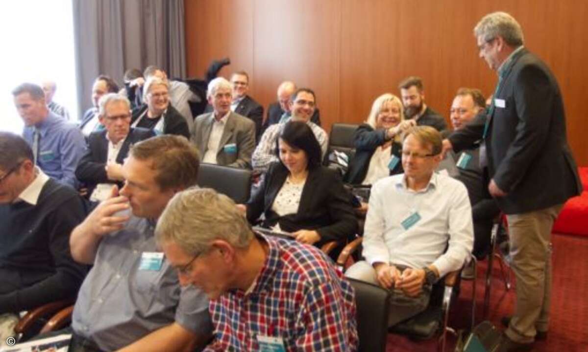 Zu gewinnen gab es natürlich auch etwas: Hier lädt Dieter Neumann von C4B zur Verlosung (Foto: C4B)