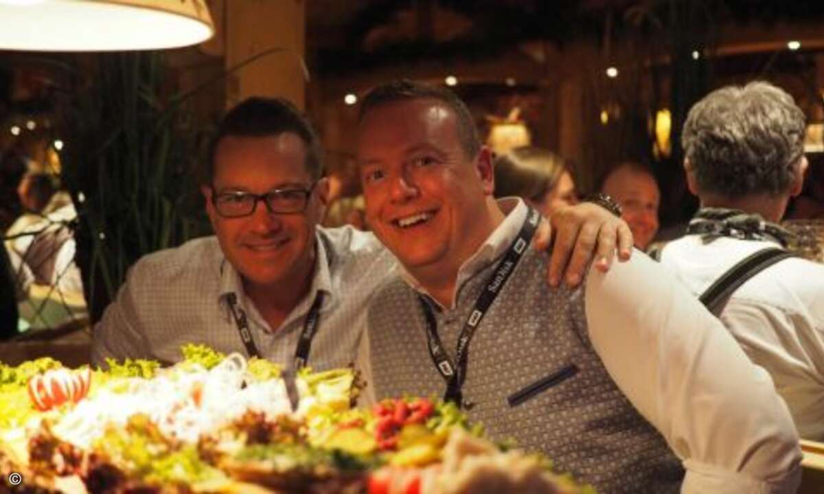 Marc Adelberg von der CRN lächelt mit Ralf Schweitzer (GSD) in die Kamera (Foto: CRN)