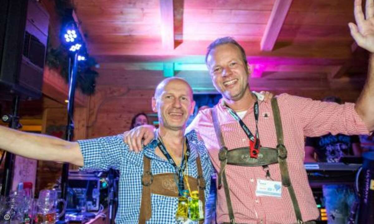 Roland Neuber (Duttenhofer) posiert mit Markus Endejan (Memoryworld) für die Kamera (Foto: SanDisk / WD)
