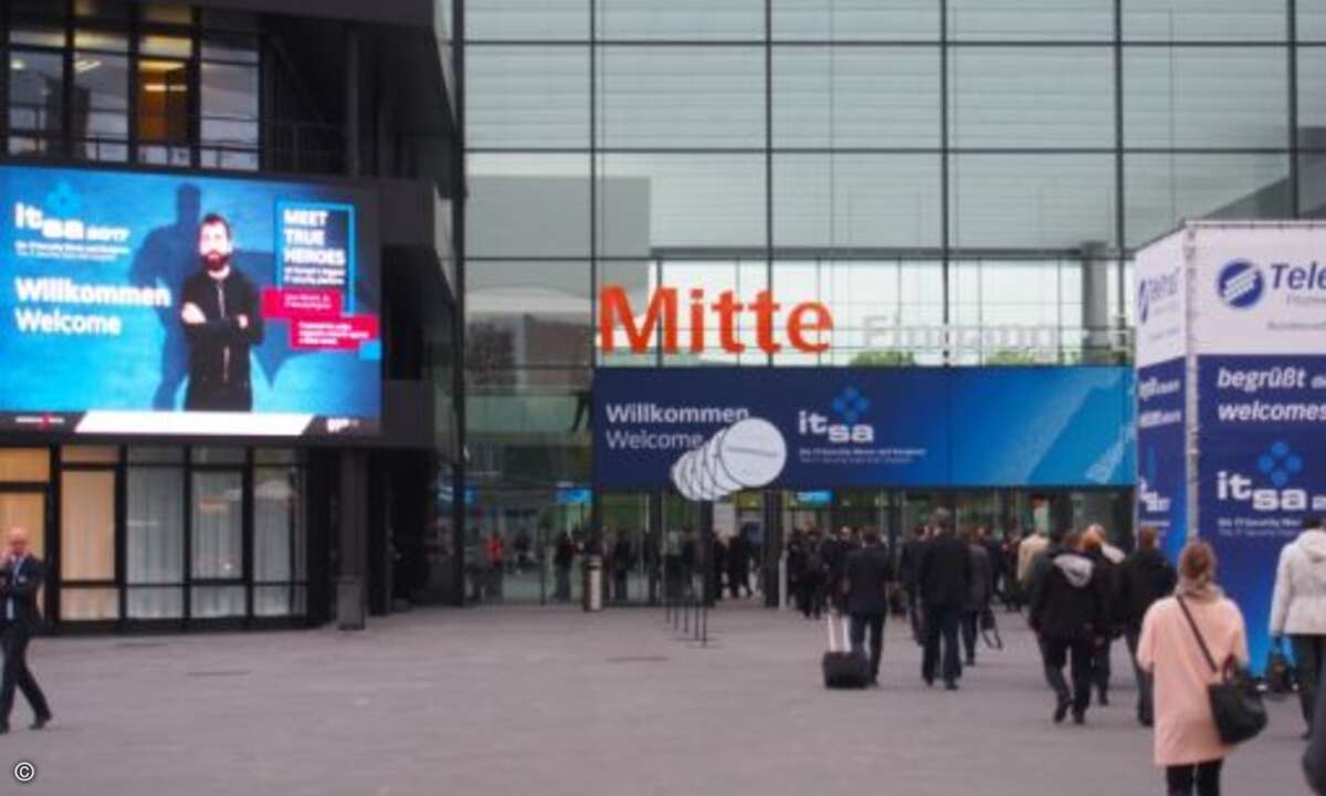 Keine Startschwierigkeiten: Schon am Morgen des ersten Messetages strömten die Besucher zahlreich auf die it-sa (Foto: CRN)