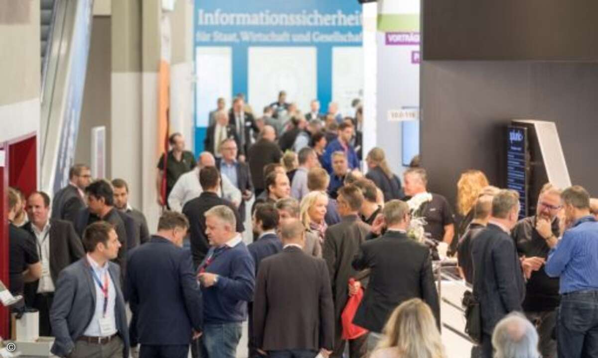 Auch wenn sich die Besucher erstmals auf zwei Hallen verteilten, so waren die Gänge doch stets gefüllt und die Stände der Aussteller  gut besucht (Foto: NürnbergMesse / Thomas Geiger)