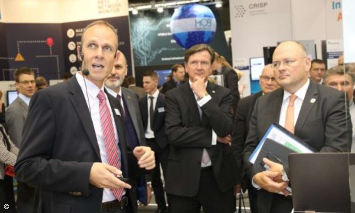 Auf einem Messerundgang ließ sich die Prominenz am nächsten Tag einige Messehighlights zeigen (Foto: NürnbergMesse / Thomas Geiger)