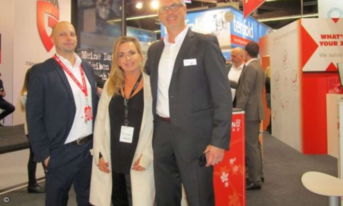 Holger Räbiger und Markus Winkler von Trend Micro nehmen Carolin Schlüter von CRN in die Mitte (Foto: CRN)
