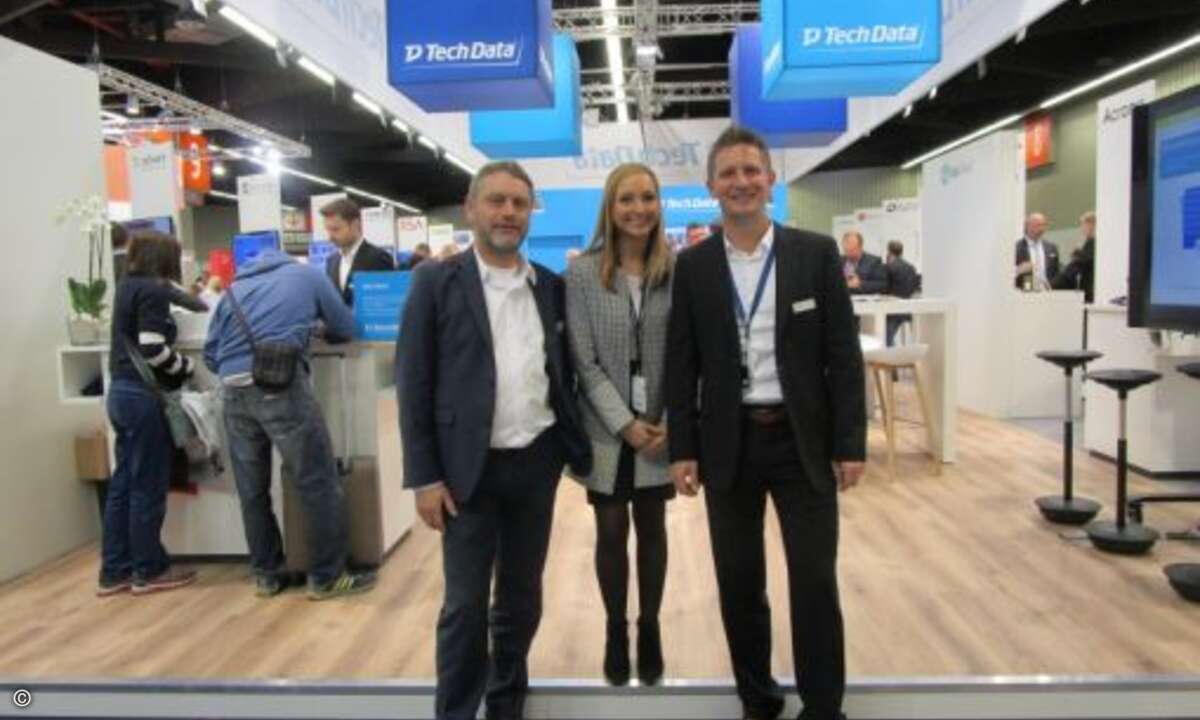 Malina Colombo von CRN auf Augenhöhe mit Stefan Bichler und Michael Hitzelberger von Tech Data (Foto: CRN)