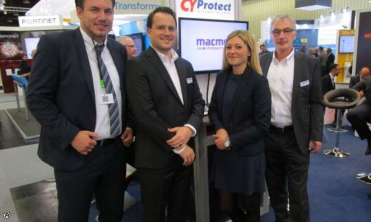 Dennis Grolik, Christopher Hollay und Lothar Schneider von Cyprotect mit Gina Gießmann von CRN (Foto: CRN)
